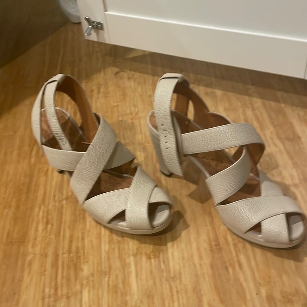 Never worn !